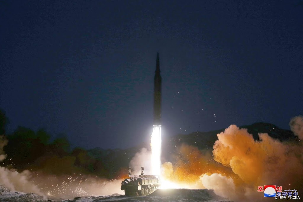 Noord-Korea vuurt twee raketten af vanuit trein