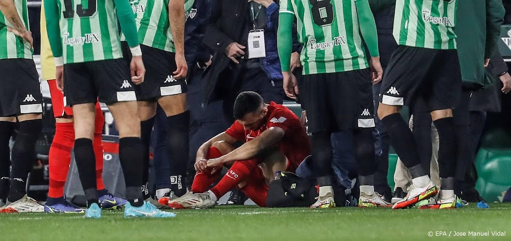 Bekerduel Sevilla gestaakt nadat speler is geraakt door voorwerp