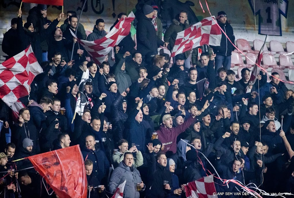 Voetbalclubs starten kaartverkoop voor vol stadion direct weer op