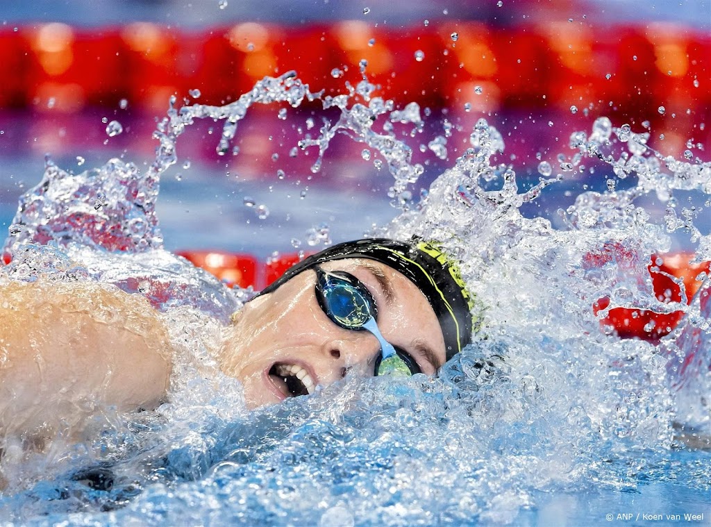 Zwemster Steenbergen overtuigend naar halve finales WK 100 vrij