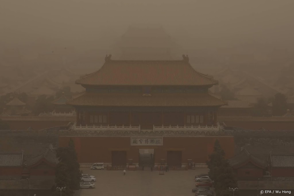 Lucht Peking kleurt geel door zwaarste zandstorm in jaren