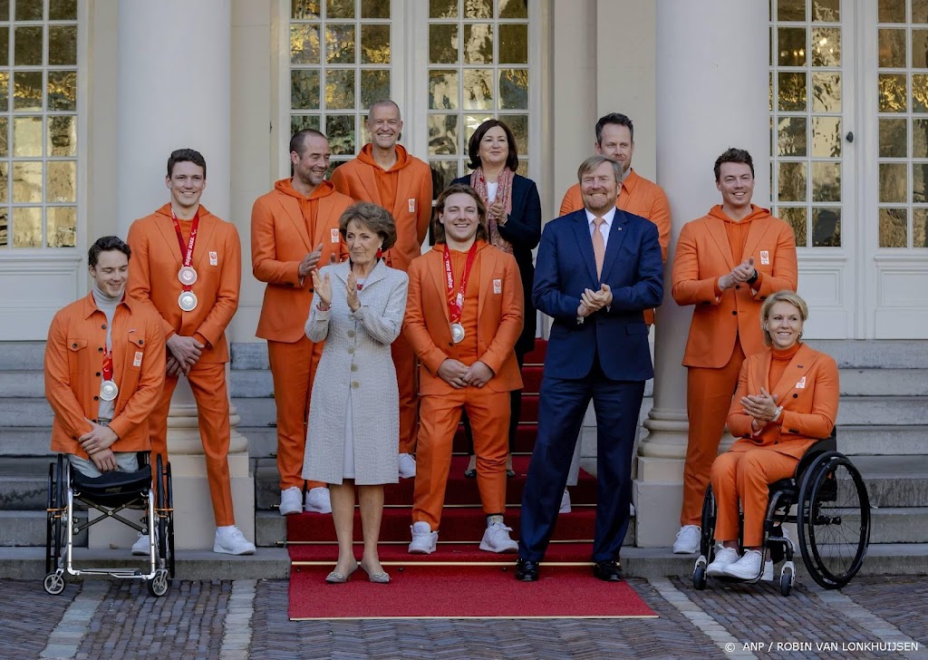 Koning en prinses Margriet ontvangen paralympiërs