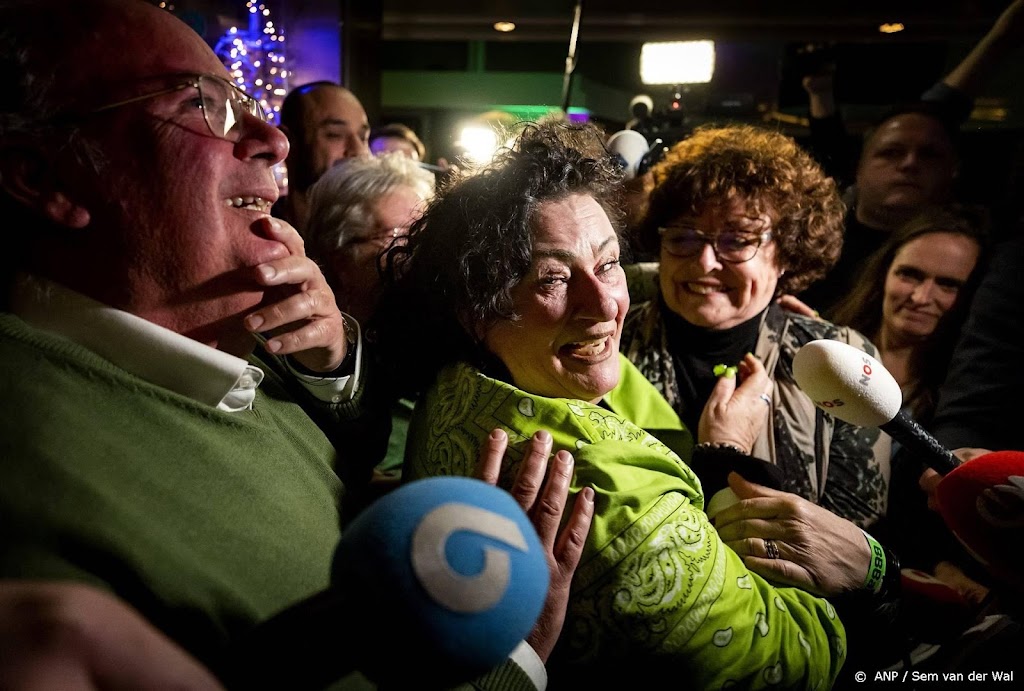 Caroline van der Plas weggeleid tijdens interview