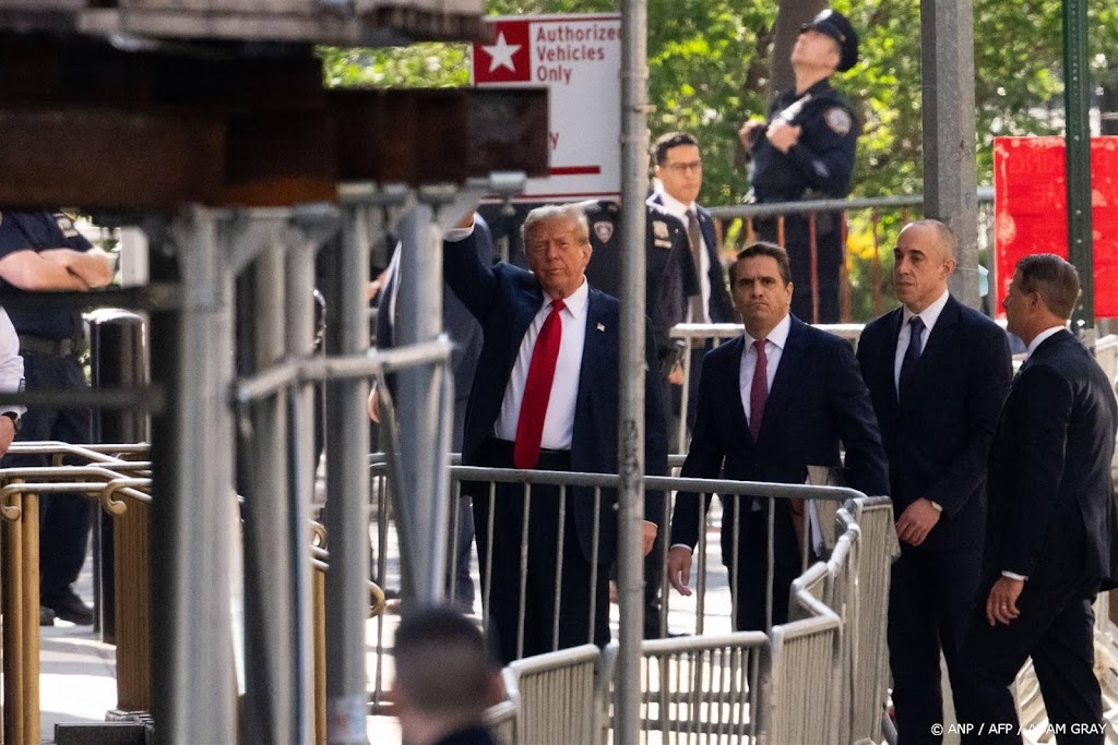 Trump aangekomen bij rechtbank in New York voor eerste strafzaak