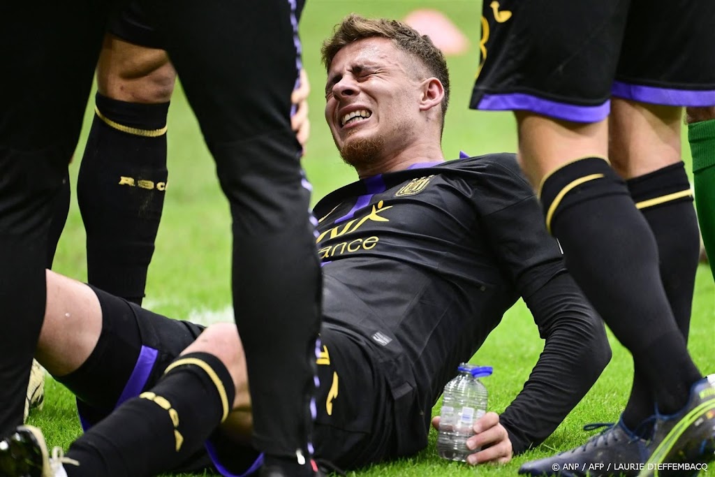 Voetballer Hazard (Anderlecht) aan de kant met kruisbandblessure