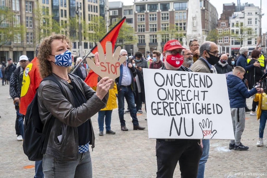 Tientallen op de Dam op de bres voor 'toeslagenouders'