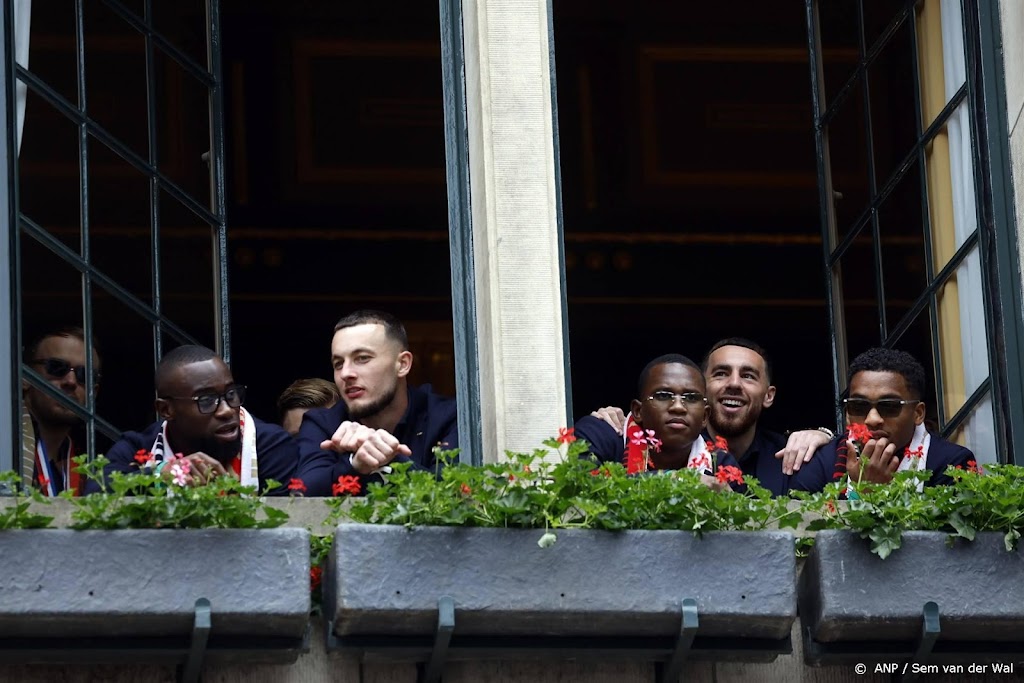 Selectie en staf Feyenoord aangekomen op stadhuis voor huldiging
