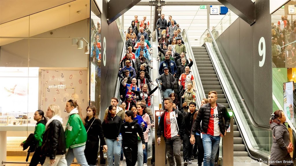 NS: gezellige sfeer op Rotterdam Centraal na huldiging Feyenoord