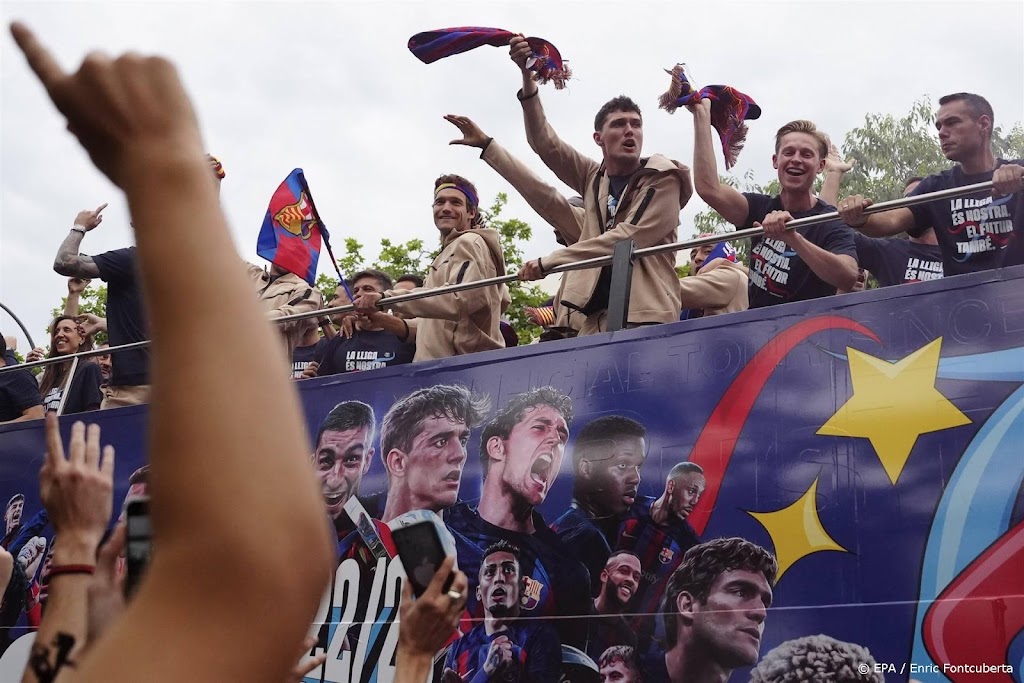 FC Barcelona viert landstitel met rondrit door de stad