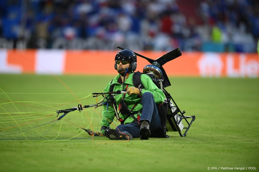 Parachutist landt vlak voor aftrap EK-duel in stadion München