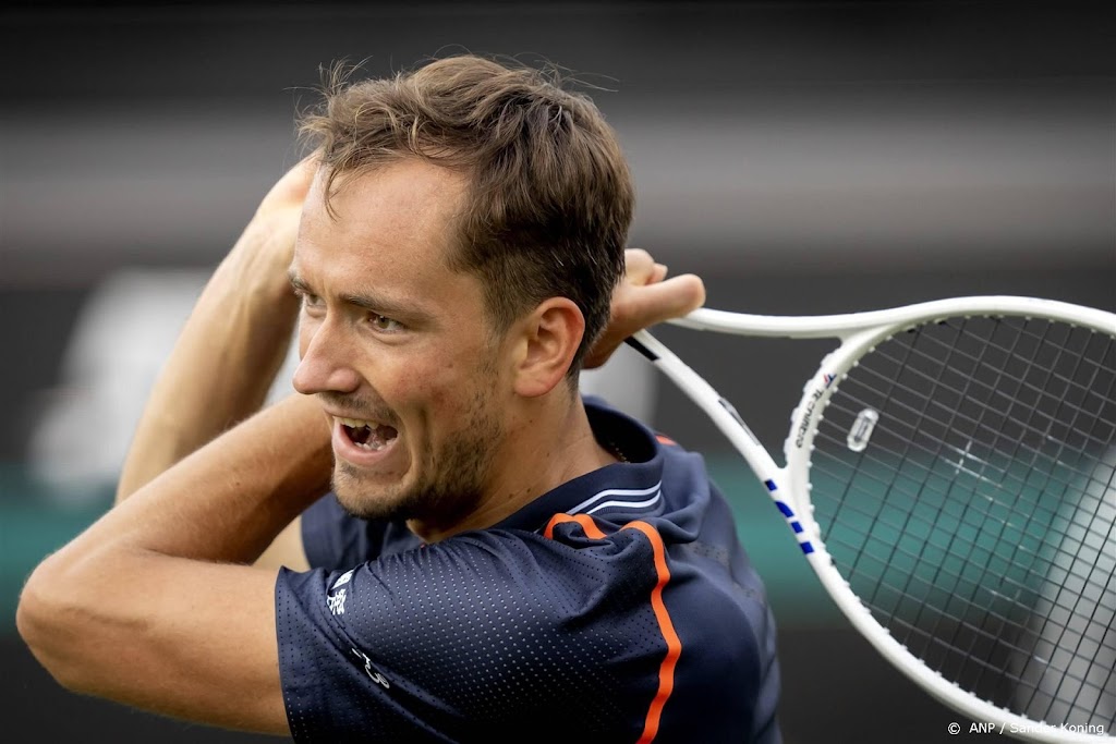 Medvedev maakt ruzie met umpire en is uitgeschakeld in Rosmalen
