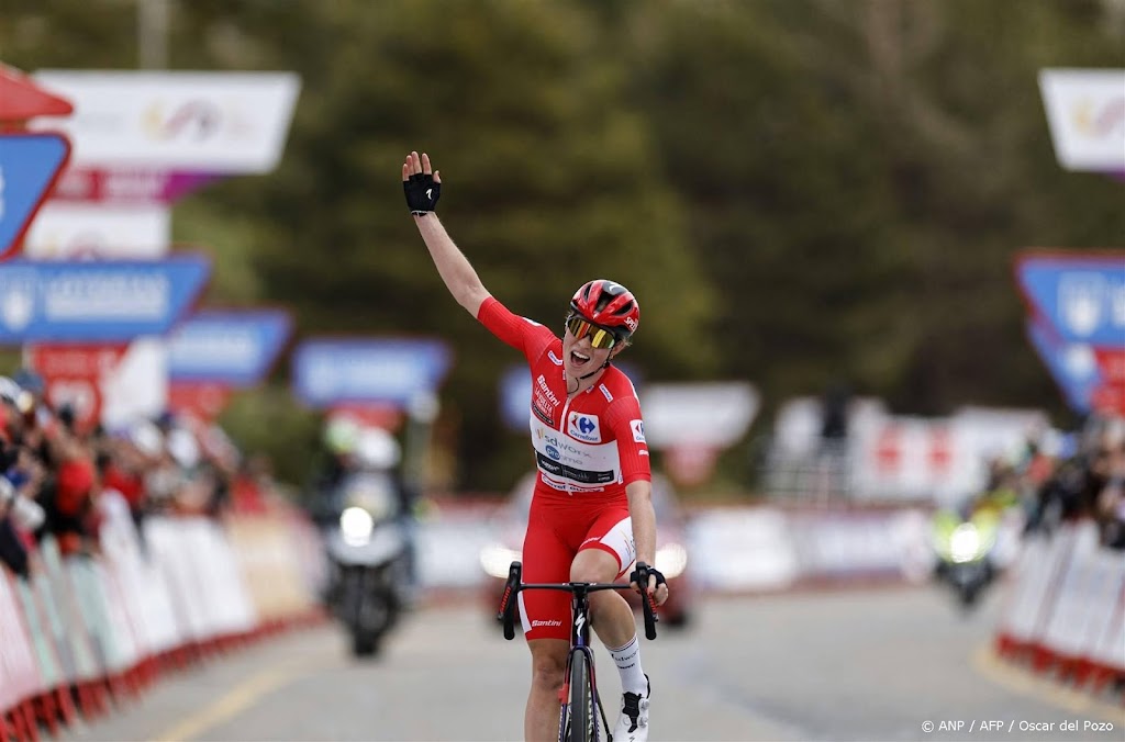 Vollering wint openingsrit Ronde van Zwitserland overtuigend