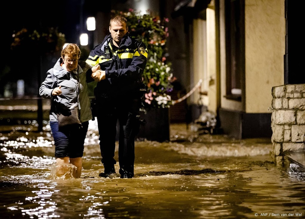 Militairen evacueren mensen in Valkenburg