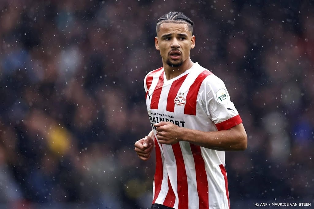 PSV zonder geblesseerde verdediger Obispo op trainingskamp