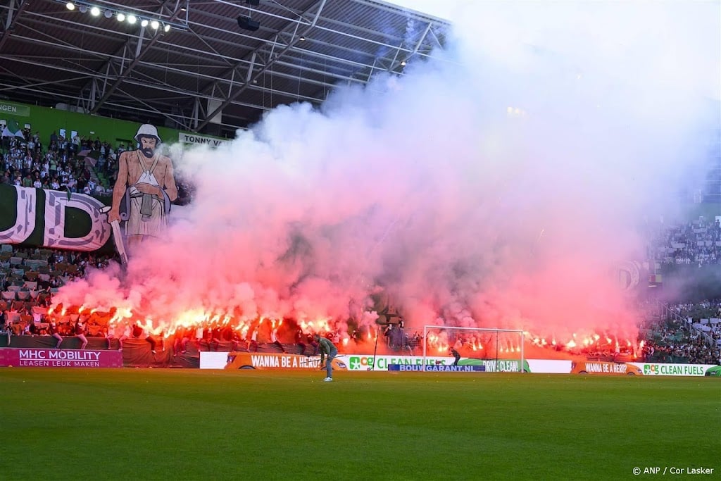 FC Groningen beboet voor vuurwerk en veldbestorming
