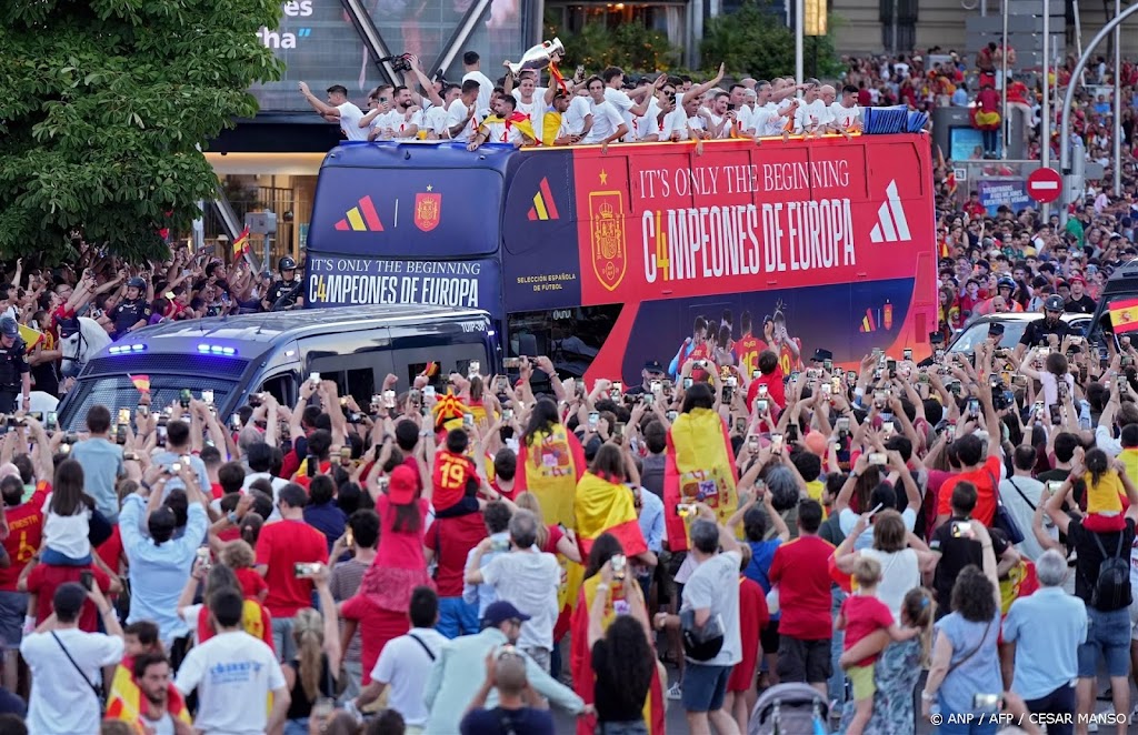 Voetballers Spanje door duizenden fans gehuldigd in Madrid