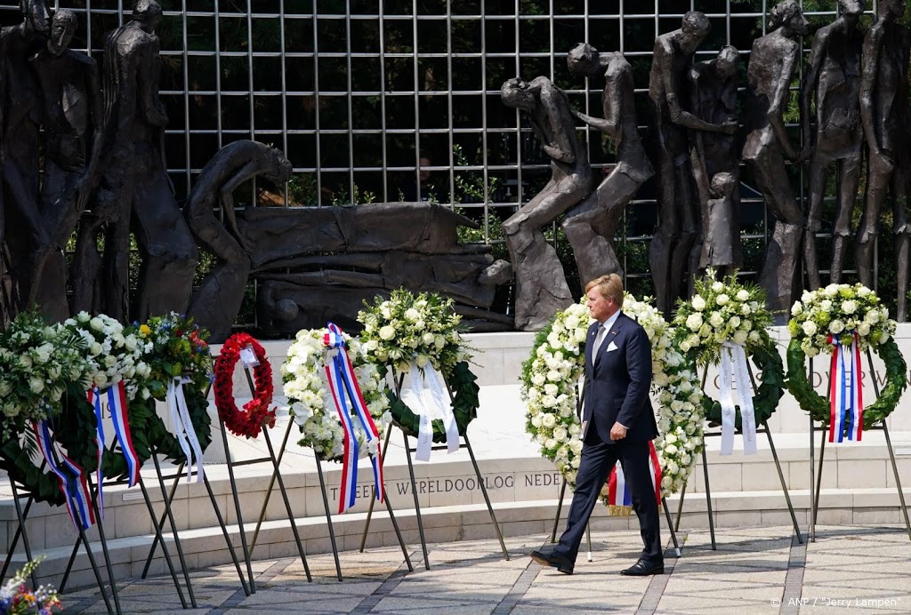 Nationale herdenking bij Indisch Monument in klein gezelschap