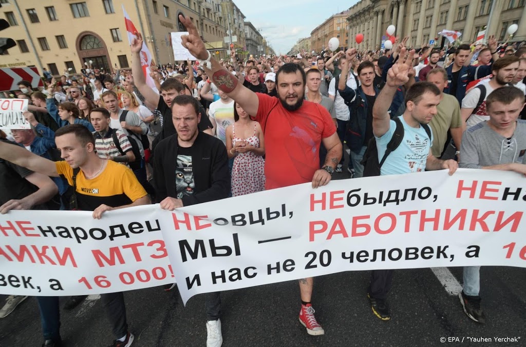 Tienduizenden betogers de straat op in Minsk