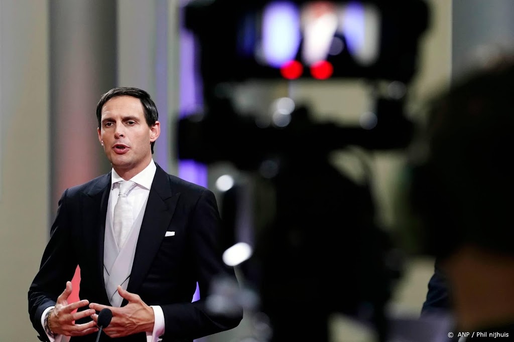 Hoekstra: minder zorg om staatsschuld dan om economische schade