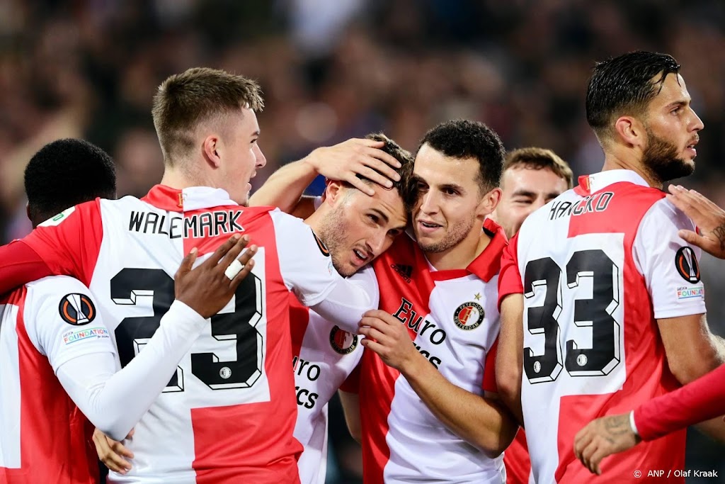Feyenoord laat Sturm Graz kansloos (6-0) en neemt koppositie over