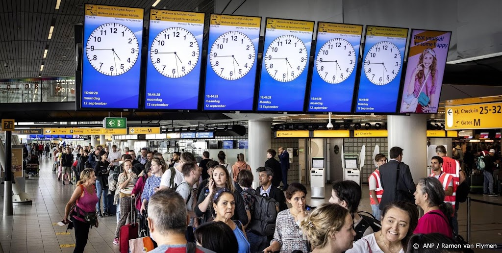 Rijen bij paspoortcontroles Schiphol door te weinig marechaussees