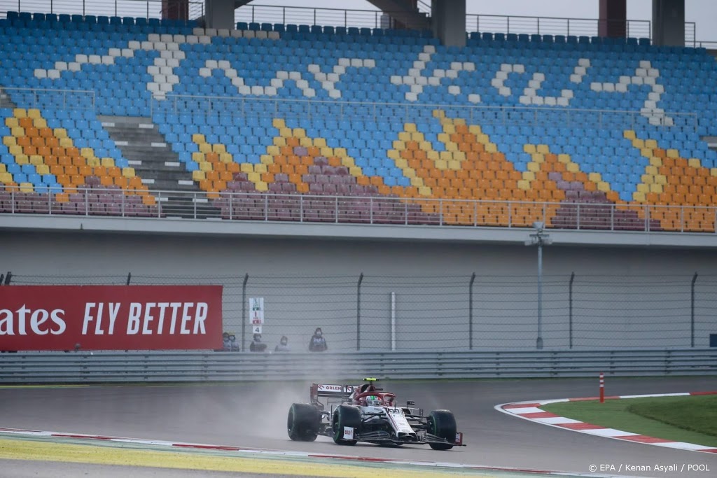 Giovinazzi en Russell crashen al in warming-up GP Turkije