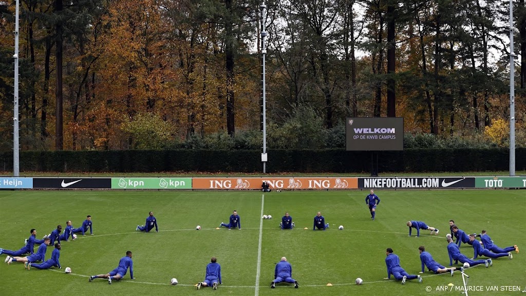 Oranje traint in Zeist met alle 23 internationals