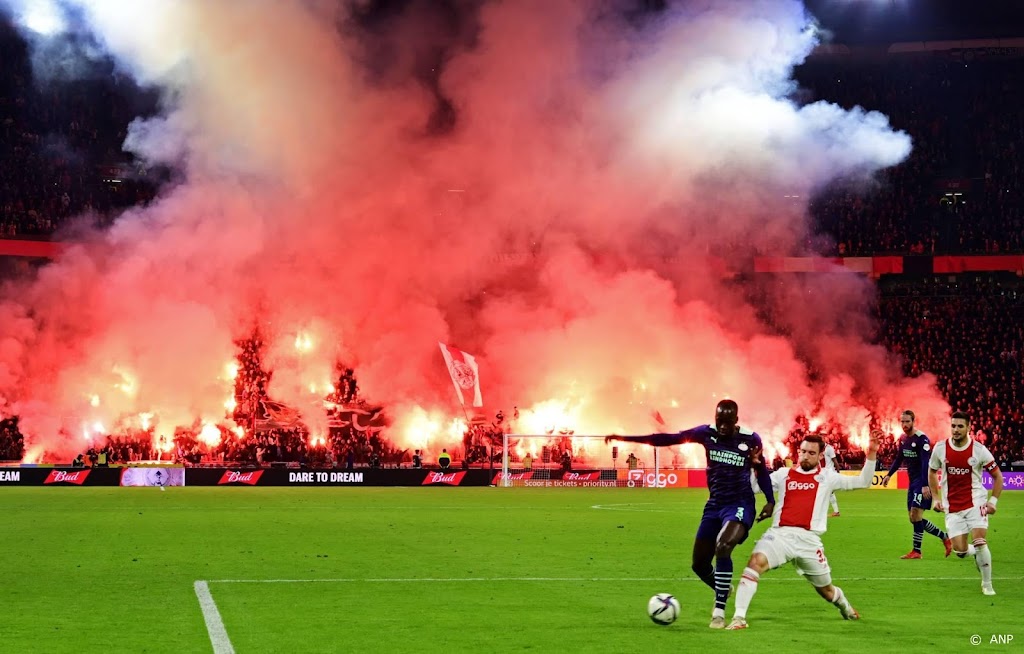 Geldstraffen voor Ajax en Vitesse na wangedrag supporters
