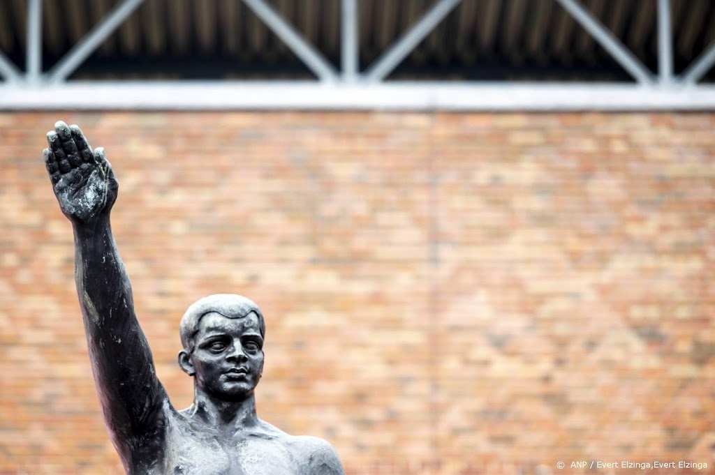 Amsterdamse Olympisch Stadion beklad met antinazi-leuzen