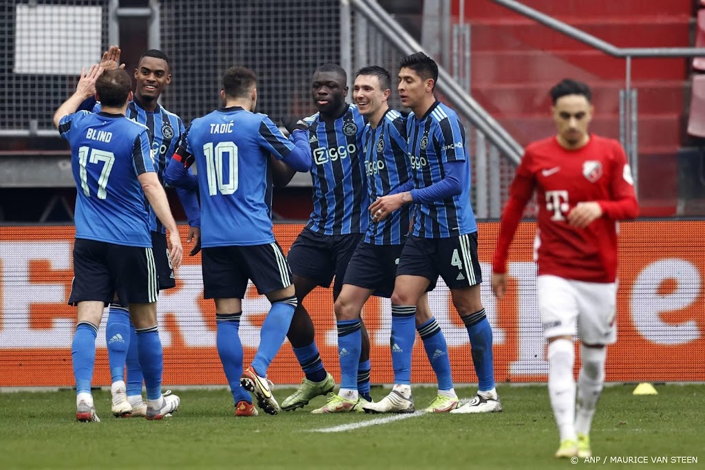 Brobbey helpt Ajax bij terugkeer met twee treffers langs Utrecht