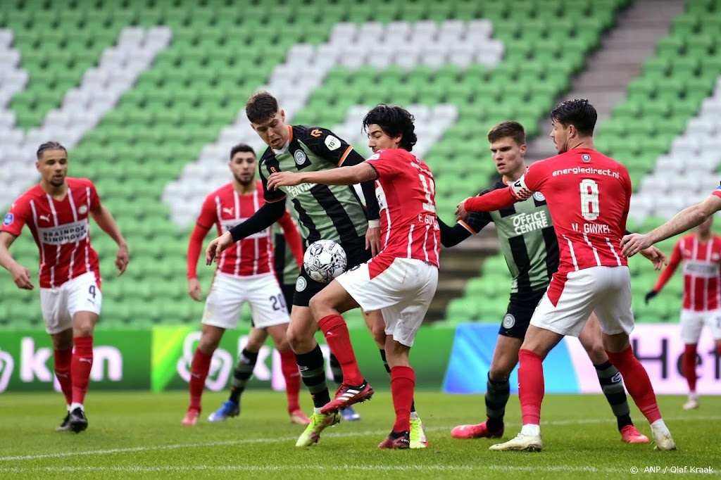 Koploper PSV hervat competitie met moeizame zege
