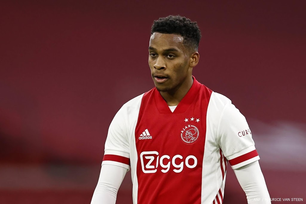 Verdediger Timber sluipt richting een basisplaats bij Ajax