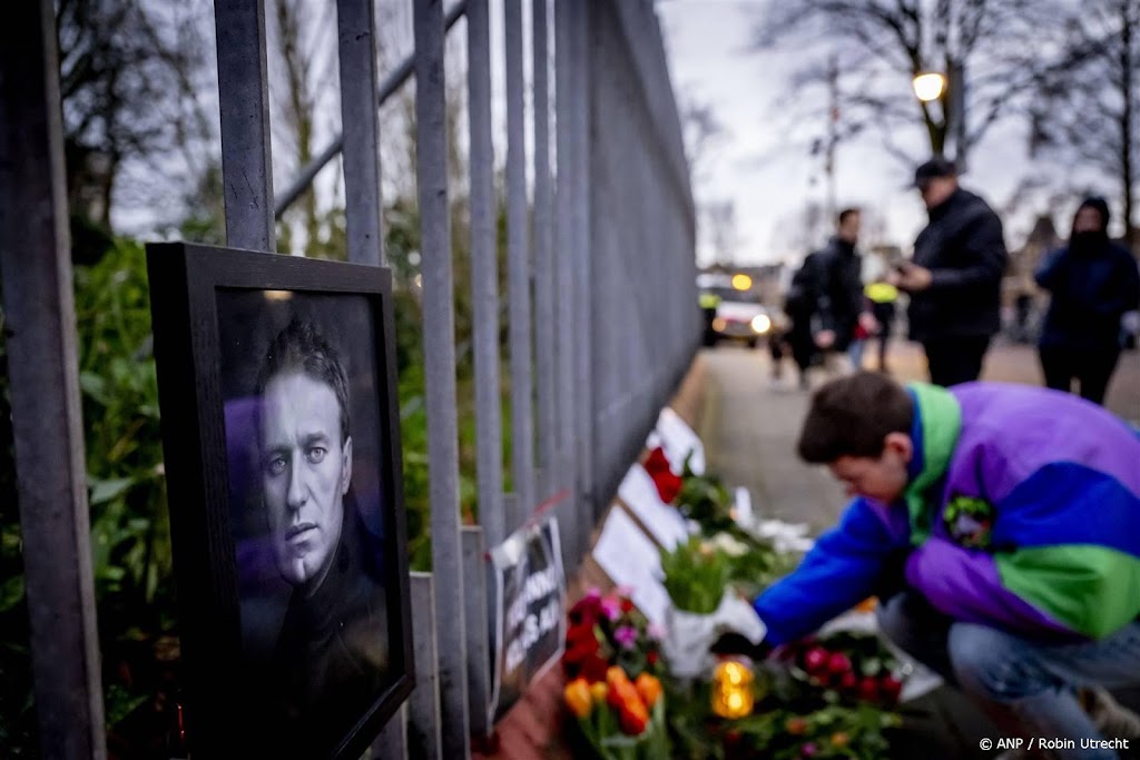 Honderden herdenken Navalny in Amsterdam en Den Haag