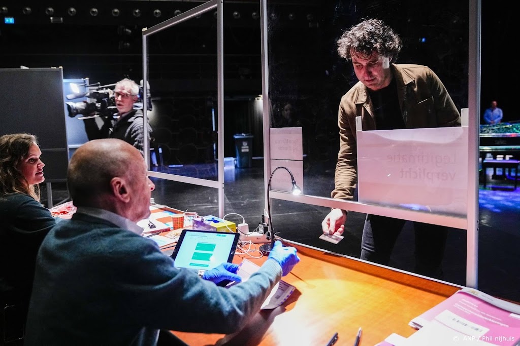 Jesse Klaver samen met echtgenote naar de stembus