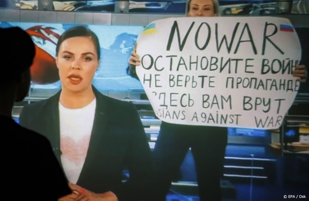 Novaja Gazeta zet tv-activiste Ovsjannikova groot op voorpagina
