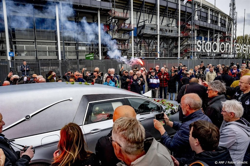 Honderden fans Feyenoord vormen erehaag voor overleden Beenhakker