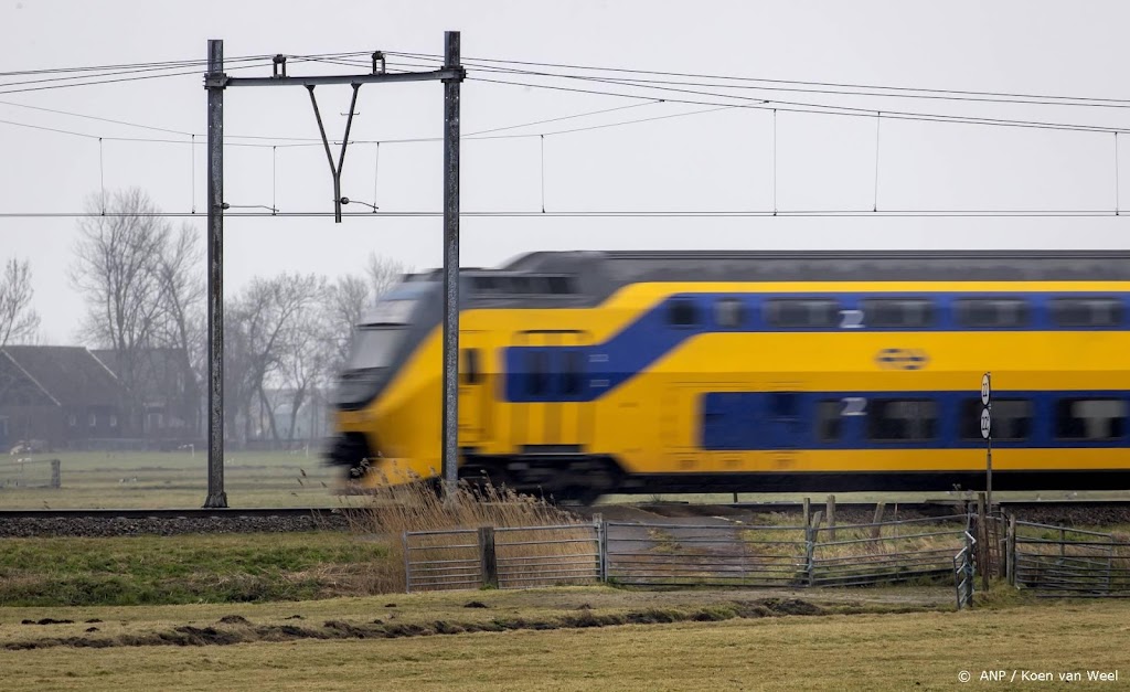 Chauffeur bestelbusje ernstig gewond door botsing met trein