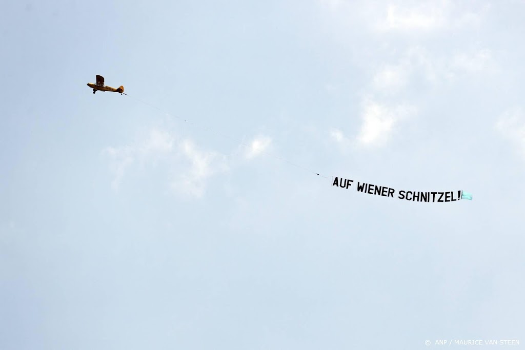 Opnieuw vliegtuigje bij training Oranje: Auf Wiener Schnitzel!