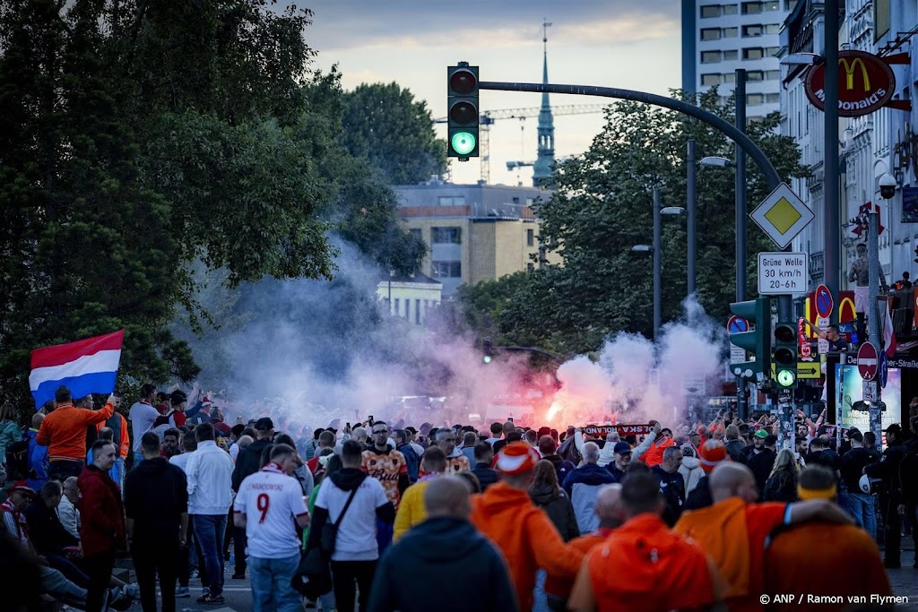 Fanzone Hamburg opent deuren, eerste Oranjefans naar binnen