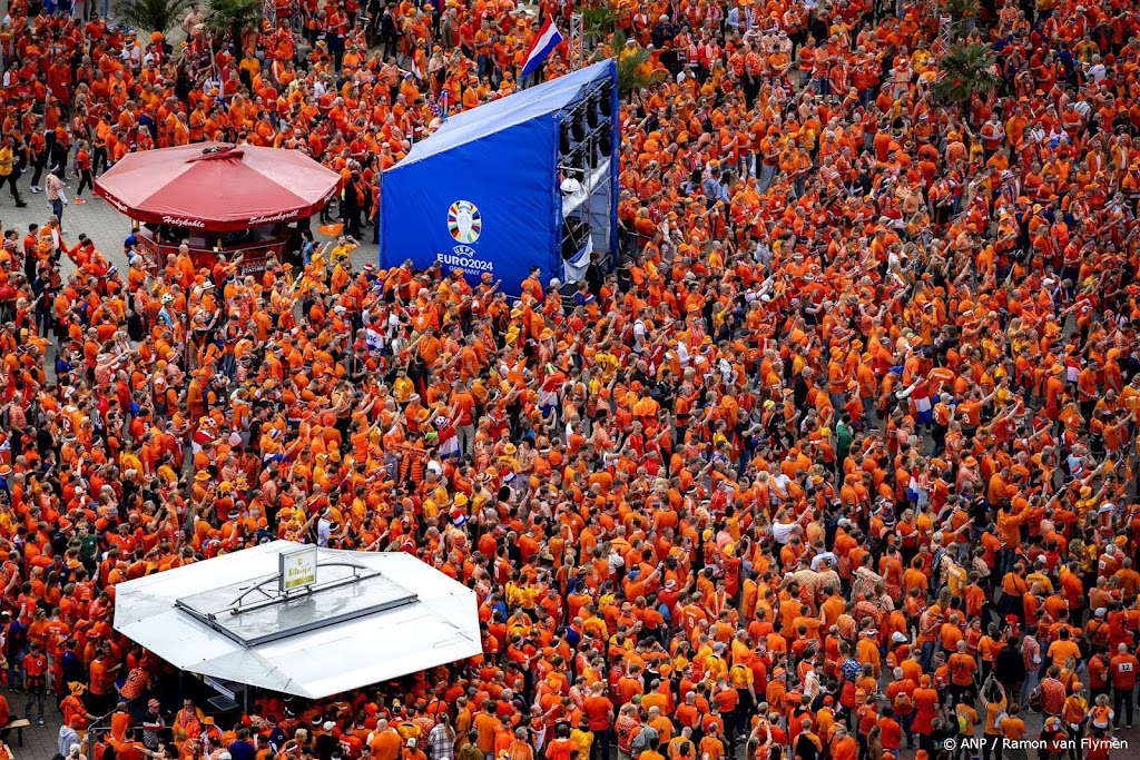 Volksparkstadion stroomt langzaam vol met Oranjefans