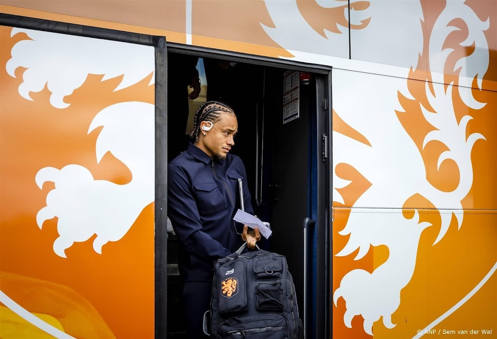 Spelers van Oranje arriveren onder luid applaus bij stadion