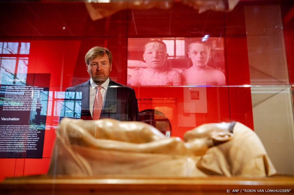 Koning klapt als enige bij opening expositie Besmet!