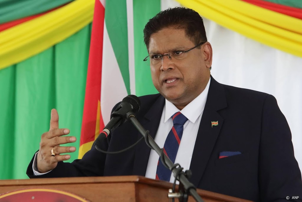 Bouterse hangt Surinaamse president Santokhi ambtsketen om