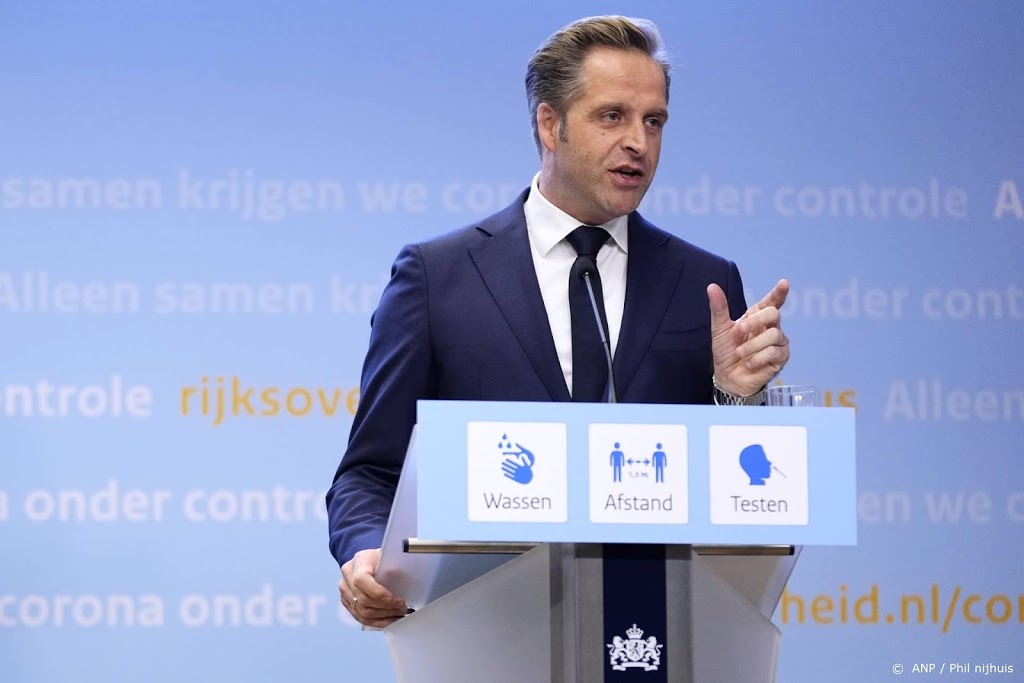 De Jonge helpt met uitdelen zelftesten op Schiphol