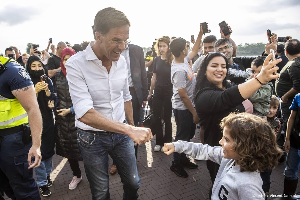 Rutte laat zich in Roermond bijpraten over de wateroverlast