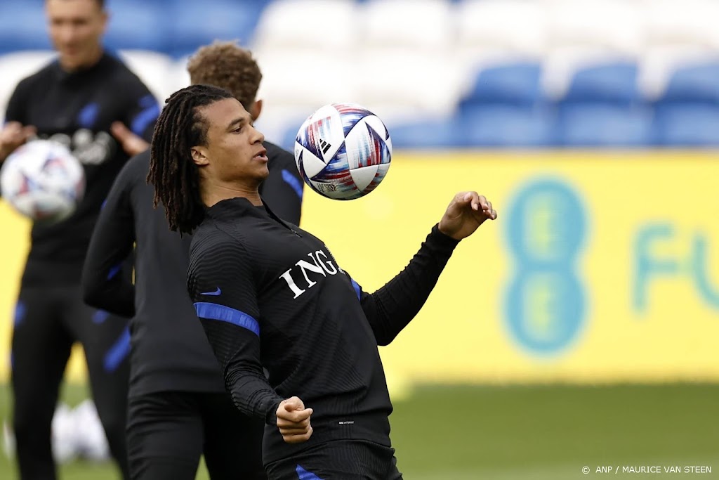 Door Chelsea begeerde Aké met Manchester City naar VS