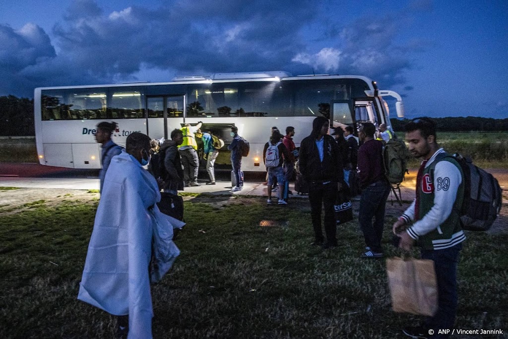 Aantal asielzoekers dat buiten slaapt bij Ter Apel daalt niet