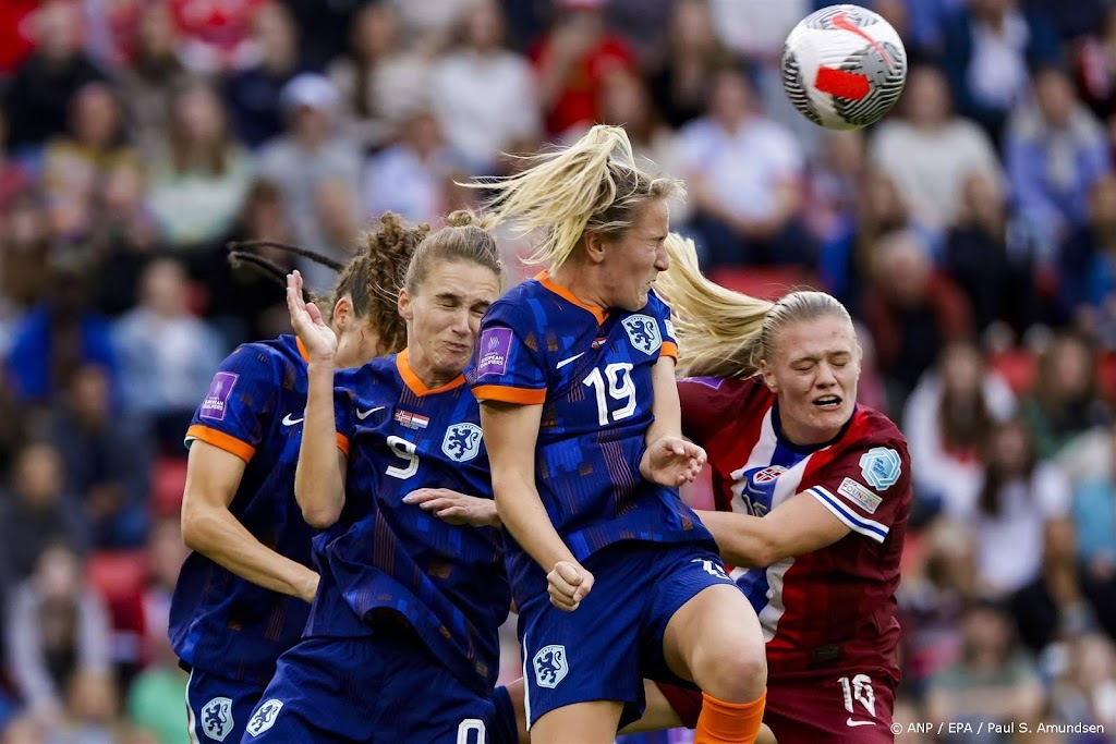 Miedema bezorgt voetbalsters EK-ticket met late goal in Noorwegen