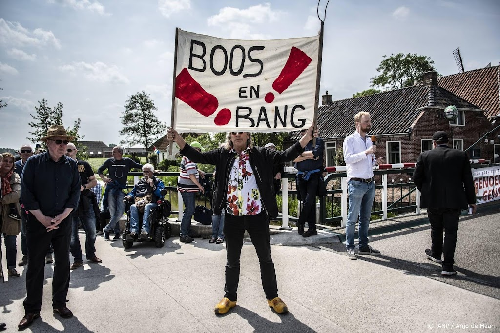 Groningers tien jaar na aardbeving Huizinge de straat op