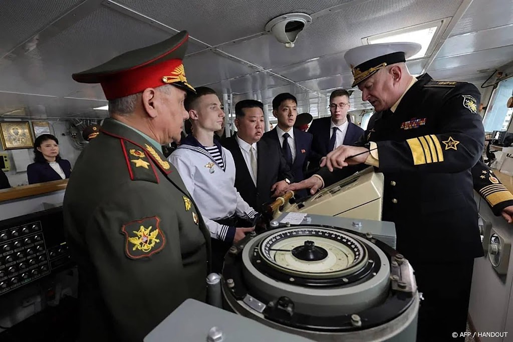 Noord-Koreaanse leider Kim bekijkt Russische wapens